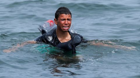 La desesperaci�n de un ni�o intentado entrar a Espa�a con un flotador de botellas de pl�stico atado a su cuerpo