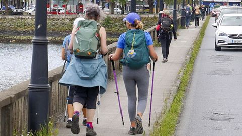 Varios peregrinos atraviesan la ponte de Pedra, en Pontedeume, la pasada primavera