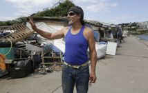 Alberto Alegre, a la entrada del asentamiento, con una calle de chabolas a sus espaldas. 