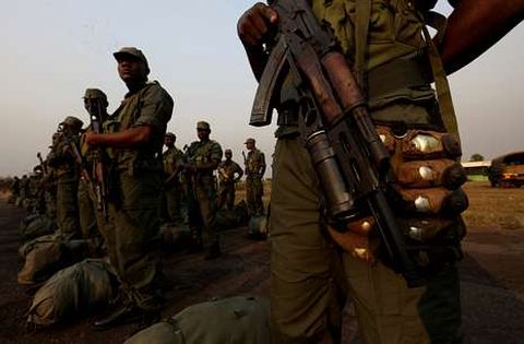 Soldados de la fuerza africana de intervenci�n, a su llegada a Bangui.