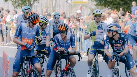 Corredores de diferentes equipos en la salida de la etapa duodcima de La Vuelta.