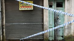 El portal y la entrada de garaje del edificio, precintados por la Polic�a Local tras el incendio