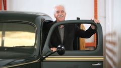 Ram�n Alonso, en su empresa, ante un antiguo cami�n restaurado