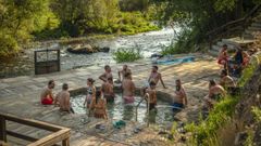 Una docena de personas disfrutan de las aguas termales de O Muo, en Ourense