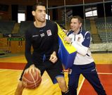 V�ctor P�rez, en una sesi�n de trabajo espec�fico con Salah Mejri, en el Multiusos de Sar. 
