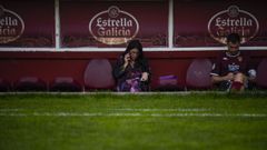 Lupe Murillo y el capit�n �lex Gonz�lez, en el banquillo de Pasar�n, esperando respuestas tras el final del partido ante el Avil�s 
