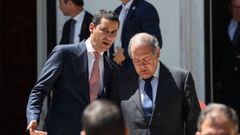 Joao Galamba, a la izquierda, habla con el ministro de Econom�a de Portugal, Antonio Costa Silva