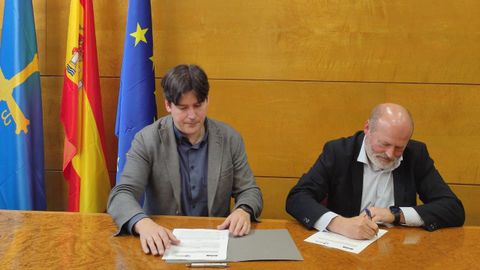 Borja Snchez suscribe con el director general de Idesa, Julio Martn, el primer convenio para la participacin empresarial en el nuevo modelo de FP en Asturias