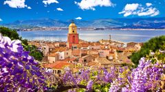 Vista de la torre de la iglesia y de los tejados de las casas de Saint Tropez.