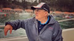 Fotografiado por su hijo desde la embarcaci�n, con los almacedes de pescadores detr�s