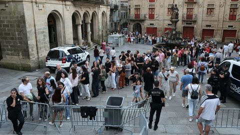 Colas de público en el exterior tras llenarse por completo la Praza da Quintana