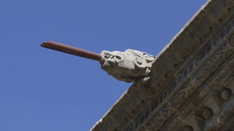 G�rgola con tubo en el Hostal dos Reis Cat�licos