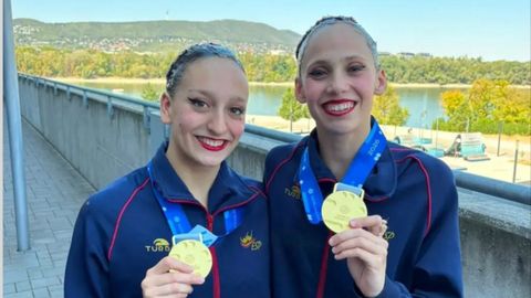 Daniela Su�rez y Naia �lvarez con la medalla de oro conseguida en Budapest.