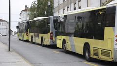 El cierre de As Rodas por obras propici� ayer la confluencia de tres autobuses en Valle-Incl�n, la calle alternativa para canalizar el tr�fico de la zona.