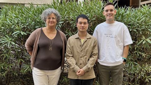 Núria Malats, jefa del grupo de Epidemiología Genética y Molecular del Centro Nacional de Investigaciones Oncológicas (CNIO), junto a Nannan Xue y Sergio Checa, en el exterior de las instalaciones.