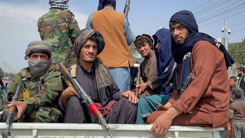 Fuerzas talibanes, en el aeropuerto Hamid Karzai de Kabul, durante la retirada de las tropas estadounidenses, en agosto del 2021