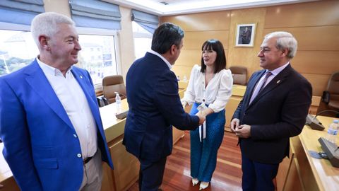 Valentn Gonzlez Formoso, felicitando a Marta Rouco en presencia de Jos Tom y del alcalde de Xermade, Roberto Garca.