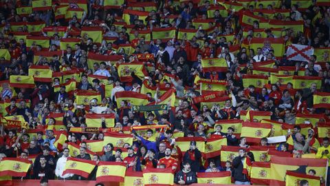 Aficionados espa&ntilde;oles durante el partido amistoso que las selecciones de Espa&ntilde;a y Egipto disputan este martes en el RCDE Stadium de Cornell&aacute;-El Prat, en Barcelona.