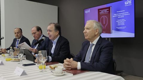 Presentaci�n del libro �Viaje al emprendimiento desde las visiones empresarial y educativa�. De izquierda a derecha, Alfredo Ramos, director de R y MasOrange; Miguel �ngel Escotet, presidente de Afundaci�n y rector de la Universidad Intercontinental de la Empresa; Francisco Botas, consejero delegado de Abanca y presidente de APD Noroeste; y Jos� Gonz�lez, presidente de Luckia.