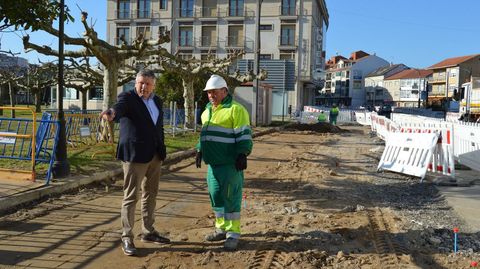 Telmo Martn inspecciona los avances de la mejora de la carretera de A Lanzada, en Portonovo