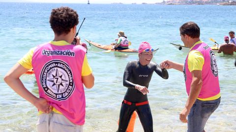 Llegada de participantes en la traves�a a nado  Arousaman que nadan por el da�o cerebral adquirido DCA