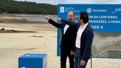 Xos Merelles, director de Turismo de Galicia, con el alcalde de A Veiga, Juan Anta, en la playa de los Franceses.