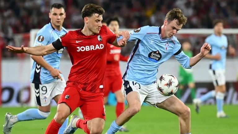 El jugador del Celta Williot Swedberg, en presencia de Ferran Jutgl�, durante el duelo ante el Friburgo.