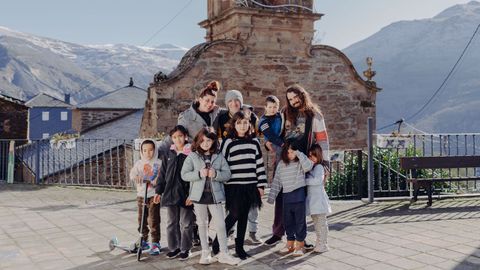 Dos de las tres familias que se mudaron a Casaio, una con cinco ni�os y otra con dos