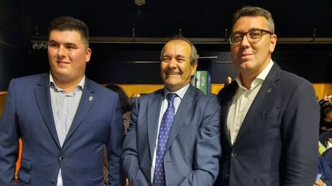 Gonzalo Lebredo, a la izquierda, con José Rodil, el pregonero de este año, en el centro, y el alcalde de Ribadeo, Dani Vega