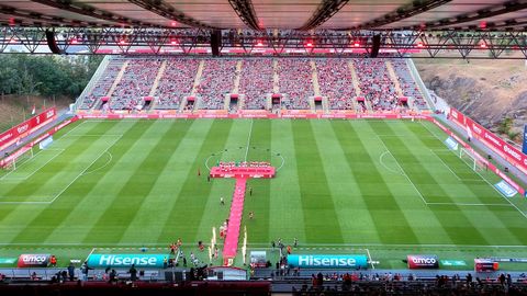 Imagen del inicio de un partido en el campo de f�tbol de Braga.