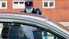 Control de Polic�a este lunes en una de las entradas a Oviedo. 