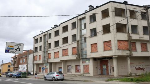 El edificio que sufrió un incendio en Catabois.