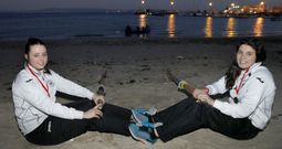 Parada y Mart�nez posan con dos remos tradicionales en la playa de Coroso, lugar donde se encuentra su local de entrenamiento.