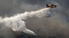 Tareas de extinci�n de un fuego en Atenas