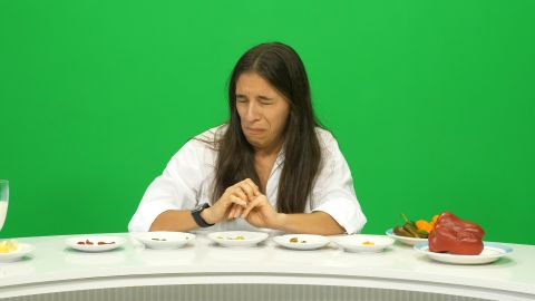 La periodista Laura Miyara no parece haber disfrutado demasiado de catar un aj picante.