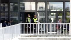 Dos integerantes de la UME, este lunes, en la entrada de la residencia de Monforte en la que se ha registrado un positivo por coronavirus