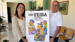 La concejala Cristina Juiz y el alcalde, Jos� Manuel Arias, con el cartel de la Feira Outrora 2026