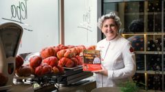 La chef Pepa Muoz posa con su libro junto a los tomates, sea de identidad de su restaurante.