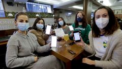 Sonia, Cecilia, Gimena, Caroline y Ana, con su pasaporte covid en O Lagar de Jos�. 