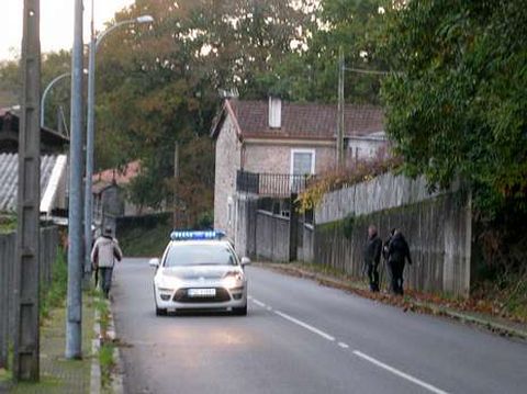 La Guardia Civil, durante la bsqueda ayer entre Negreira y A Baa. 