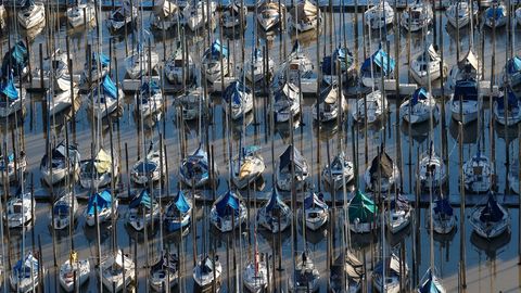 Barcos amarrados esta ma�ana (hora bonaerense) en la orilla del R�o de la Plata, en Buenos Aires, debido a la falta de movimientos obligada por el coronavirus
