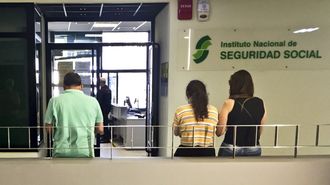 Personas esperando su turno ante una oficina de la Seguridad Social en Vigo