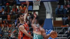 Jacobo D�az defiende a Adams Sola durante el partido.