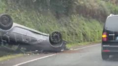 Veh�culo accidentado en la AC-566, a la altura de Vilarrube, en Valdovi�o.