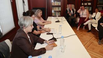 De izquierda a derecha, Salomé da Torre, hija de una víctima de los reformatorios franquistas; Belén López Cillero, investigadora y autora de un libro sobre el Patronato de Protección de la Mujer,, y Paca Blanco, Loli Benito y Consuelo García del Cid, también víctimas, ayer en la Casa Museo Casares Quiroga de A Coruña