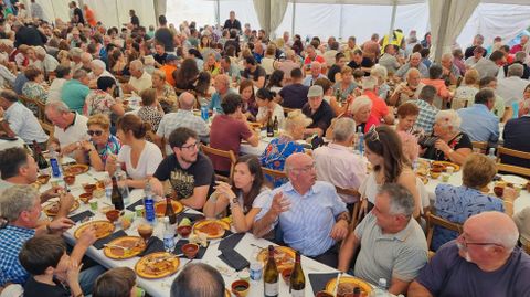 La comida popular congreg a 1.400 personas.