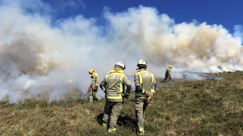 Las brigadas apagan un incendio forestal en el límite entre Cervantes (Lugo) y Balboa (León)