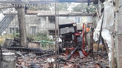 Un alpendre anexo a la casa en la que estaban los perros en Gomensende qued� destruido por un incendio hace dos a�os