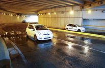 El agua se filtra continuamente y empapa la calzada aunque no haya llovido. 