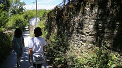 Vecinos y PP proponen como alternativa subir por la r�a Pousadela hasta el Carme